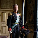 NyhedÅrets mest læste: Tre taler, vi talte om i årDanske Taler præsenterer traditionen tro årets mest populære taler.Årets tre mest læste taler fra Danske Talers samling har det tilfælles, at de er lejlighedstaler, der hylder fællesskabet, vores værdier og ikke mindst håbet.Alle tre taler adresserer værdien i at rykke sammen i bussen for at stå imod farer der lurer og truer i en verden i opbrud.Det er krisetidstaler, der med humor og varme opfordrer os til at kigge indad for at finde tryghed og læ for en samtid og fremtid, som kan synes kaotisk. Måske har vi bare lyst til at håbe? Og måske er det derfor, at de mere politiske og kamplystne taler ikke er at finde på listen i år.