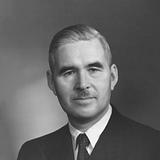 TemaGrønland – fra koloni til selvstyreHvad har grønlandske politikere selv sagt om udviklingen i deres land, den gradvise selvstændiggørelse og forholdet til Danmark? Vi har udvalgt fem taler fra fem afgørende perioder i Grønlands historie.På billedet ses Augo Lynge (1899-1959), som var en af de første grønlandske repræsentanter i den danske Rigsdag (nu Folketinget).&nbsp;