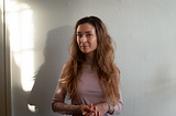 På billedet ses journalist Iben Maria Zeuthen, der har virket som lægprædikant, og i sine prædikener bl.a. undersøgt forholdet mellem tro og journalistik.