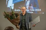 Sjúrður Skaale med prisen for Årets Danske Tale 2024 ved Logograf. Foto: Mikkel Randløv/Elektrofilm