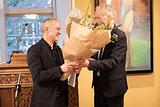 Bertel Haarder overrækker prisen for Årets Danske Tale 2024 til Sjúrður Skaale ved Logograf. Foto: Mikkel Randløv/Elektrofilm