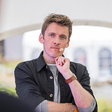 NyhedHeini í Skorini er vinder af Årets Danske Tale 2025Stort tillykke fra Danske Taler. Heini í Skorini, lektor i international politik ved Færøernes Universitet, modtager prisen for Årets Danske Tale for sin tale “Diktatorer i uniformer og techgiganter i hættetrøjer – og nogle tanker om ytringsfrihedens oversete tvilling”, holdt ved Rahbeks Sommerhøjskoles afsluttende festmiddag i juli 2025.Juryen udtaler bl.a: ”Han balancerer elegant mellem humor og alvor, men alvoren dominerer og får os til at mærke et stik af uro. Det er en tale, der vækker eftertanke og demonstrerer, at det talte ord kan gøre en forskel.”Læs DRs interview med prisvinderen her.Læs mere om prisen her og se de øvrige nominerede her.