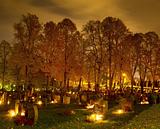 Allehelgensdag Der er gys og gru i luften i disse dage, hvor mange fejrer Halloween, der er inspireret af den amerikanske tradition, hvor børn i uhyggelige udklædninger går dør til dør og tigger om slik. Hvad mange måske glemmer, er, at Halloween har en forbindelse til den kristne højtid Allehelgen. Allehelgensaften d. 31. oktober var ifølge den folkelige overtro den aften, hvor spøgelser, hekse og andre mørke væsener var ude for at håne de helgener, man fejrede i kirken på allehelgensdag - dengang Danmark var katolsk, og man dyrkede helgener, vel at mærke. Allehelgensdag falder 1. november i den katolske kirke og første søndag i november i den danske folkekirke. På allehelgensdag holdes der naturligvis også prædikener, og mange kirker markerer desuden dagen med en særlig gudstjeneste, hvor navnene på de døde fra sognet læses op, og der tændes lys for dem. *** > Læs vores samling af prædikener fra Allehelgensdag