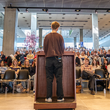UndervisningNORDISK TALEFEST 2026 Vi har åbnet for tilmeldinger til Talefest-forløbet 2026 – og vi håber, at I vil være med.Igen i år tilbyder vi gratis undervisningsmateriale og korte lærerkurser om retorik og talekunst til dansk- og retorikklasser på ungdomsuddannelserne samt taleworkshops for udvalgte elever.Sidste år havde vi rekordmange tilmeldte klasser og flere hundrede publikummer til hver af de danske talefester – og vi glæder os til at gentage succesen i år.Meld din klasse til her,og se og læs et væld af stærke taler fra modige unge, som gennem de sidste år har brugt deres demokratiske stemme til talefesterne.Tak til A. P. Møller Fonden, Dokk1, Odense Hovedbibliotek og Gentofte Hovedbibliotek for at muliggøre de store talefester hvert år.