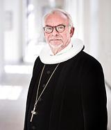 4-året for krigen i Ukraine"I Butja blev vi mindet om den massakre, der fandt sted i krigens første dage. Den lokale sognepræst viste os fotografier af de grusomme handlinger. De skar sig ind i erindringen og sidder der som sår og som vulkaner, hvor der kan sprøjte vrede og hævntørst ud hele tiden. Grusomhederne havde en karakter, som jeg aldrig ville kunne beskrive. Jeg er bange for, at jeg ikke vil blive troet."Sådan sagde biskop Peter Skov-Jakobsen i sin prædiken ved en særlig gudstjeneste i Holmens Kirke, der blev holdt i forbindelse med 4-årsdagen for Ruslands invasion af Ukraine.Skov-Jakobsen, der selv besøgte Ukraine i oktober 2025, beskriver krigens ubegribelige rædsler, men insisterer på, at der gennem troen findes håb."Vi tror på at de ansigtsløse, dem der mistede deres identitet, at de igen får ansigt og identitet. For ikke at blive grebet af hævnlysten og raseriet, for ikke at håbet skal dø, beder vi for vores modstander og for fjenden."&nbsp; &nbsp;***> Læs Peter Skov-Jakobsens prædiken ved Ukraine-gudstjeneste i Holmens Kirke