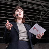 EventÅRETS NYE STEMME 2026&nbsp;Hvem skal have prisen og præmien på 5000 kr. + et talekursus hos Danske Taler? Nu kan du nominere et talent. LÆS MERE HER. &nbsp;Årets Nye Stemme er en prisuddeling, der hylder ungdommens mod til at tage ordet. Prisen gives til en taler under 30, som har udvist særlig potentiale i sit arbejde med det talte ord.Årets Nye Stemme uddeles af Danske Taler i samarbejde med DR og en lang række ungdomsorganisationer og er støttet af Tuborgfondet. I år uddeles prisen grundlovsdag på Skamlingsbanken sammen med Museum Kolding.