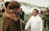 Lars Chemnitz tager imod Dronning Magrethe og Prins Henrik, da de ankommer til Nuuk for at fejre indførelsen af Hjemmestyret i Grønland d. 1. maj 1979.&nbsp;&nbsp;