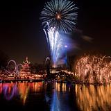 TemaNytårs- og juletaler i nordenVidste du, at vores søstersider svenskatal.se og virksommeord.no nu er blevet en del af Danske Taler? I flere af vores temarum er det nu muligt at læse taler og sammenligne retoriske traditioner på tværs af hele Norden.Blandt de retoriske traditioner i Norden findes der én, som forener samtlige lande – at regenten højtideligt afslutter året med en tale. I Danmark og Norge taler regenten til folket nytårsaften, og det samme gælder for Finlands præsident; derimod holder Sveriges konge en juletale. Selvom traditionerne er opstået i forskellige historiske sammenhænge, bindes de sammen af den fælles idé om, at statsoverhovedet rituelt afrunder året med en tale, der samler nationen, vækker eftertanke og ofte minder om de værdier, der kendetegner landet.Du kan finde mange andre nordiske temarum under Viden om taler, for eksempel “Ligestilling i nordisk perspektiv”, “Den nordiske velfærdsmodel” og “Arbejdernes Internationale Kampdag i nordisk perspektiv”.