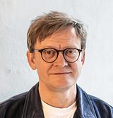 Michael Bach Henriksen"Jeg nægter at sige ”looksmaxxing” i en prædiken, men nu gjorde jeg det så alligevel, fordi dette selvhjælpsfænomen, der skal øge individets fysiske attraktion, er overalt i ungdomskulturen."&nbsp;&nbsp;Sådan sagde Michael Bach Henriksen i sin prædiken 2. pinsedag, der kredsede om ungdomskulturens overdrevne fokus på individet, som - i præstens øjne - kan føre til at vi mister blikket for det væsentlige i livet.&nbsp;For der findes ikke en hurtigt opskrift på ”bare at være sig selv”. Det er noget, man skal arbejde på livet igennem, lyder det fra Henriksen - med inspiration fra Kierkegaard."Hele livet handler jo om, med Søren Kierkegaards ord, at BLIVE et selv og at BLIVE en kristen. Opgaven er at blive og vælge sig selv, og det kan vist kun de færreste i 17-års alderen."***> Læs Michael Bach Henriksens prædiken 2. pinsedag 2026
