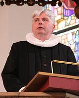 80-året for afslutningen på besættelsen af Bornholm"Bomberne regnede ned over Rønne og Nexø den 7. og 8. maj 1945, mens de festede i København og ikke var til at komme i kontakt med. Sådan blev det oplevet, selvom historisk forskning siden hen nuancerer billedet.Selv for os der ikke har oplevet det, er den grumme kontrast mellem at tænde for radioen og høre jubel og HURRA HURRA – samtidig med voldsomme bombebrag lyder i baggrunden – til at mærke."Sådan lød det fra provst Jacob Holm ved en mindegudstjeneste i Sct. Nicolai Kirke i Rønne, der blev holdt i anledning af 80-året for afslutningen på besættelsen af Bornholm.&nbsp;Da resten af Danmark som bekendt blev befriet fra den nazistiske besættelse d. 4-5. maj 1945, var historien en anden for bornholmerne. De måtte tolerere tilstedeværelsen af sovjetiske tropper helt frem til 5. april 1946, hvor den sidste sovjetiske soldat forlod klippeøen.&nbsp;> Læs hele Jacob Holms prædiken