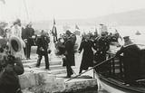 Kong Frederik VIII ankommer med båd til Tórshavn på Færøerne den 24. juli 1907.