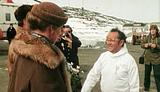 Lars Chemnitz tager imod Dronning Magrethe og Prins Henrik, da de ankommer til Nuuk for at fejre indførelsen af Hjemmestyret i Grønland d. 1. maj 1979. &nbsp;