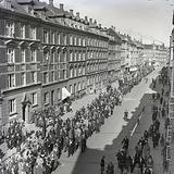 BegivenhedArbejdernes Internationale KampdagPå fredag samles danskere landet over på pladser, i parker og forsamlingshuse for at fejre Arbejdernes Internationale Kampdag. Et uundgåeligt punkt på dagsordenen er 1. maj-talen, som typisk holdes af politikere og fagforeningsfolk.1. maj-talen er en epideiktisk tale, også kaldet en lejlighedstale, med elementer fra den deliberative genre, altså den politiske talegenre. Gennem tiden har 1. maj-talen udviklet sig fra at være en demonstrationstale med konkret formulerede politiske mål til i højere grad at være en hyldest til fagbevægelsens historiske kampe og resultater set fra et nutidigt perspektiv. Her på siden kan du læse meget mere om talen både i dansk og nordisk regi, ligesom du også kan læse Danske Talers kulturformidler Nis' bud på, hvorfor 1. maj-talen er en perfekt blanding af at hylde arbejderkampen og dadle politiske modstandere i klummen “Berømt eksempel viser, at kulørte personangreb er en del af 1. maj-talens DNA” som du kan læse på k-forum.