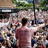 TaleET SKARPT BUDSKAB PÅ ÉT MINUTEn tale bør som tommelfingerregel vare cirka fire minutter, men det kan være en rigtig god øvelse at forsøge at sige det vigtigste på blot ét minut. Sebastian Mortensen er mekanikerlærling og vinder af Årets Nye Stemme 2026. Han er et stærkt eksempel på, hvordan man som taler kan nå ud over rampen på bare 60 sekunderLæs og se debattalen her: https://www.dansketaler.dk/tale/sebastian-mortensens-tale-ved-dm-i-debat
