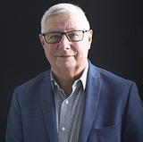 Erik Norman Svendsen (1941-2026)"I er ikke blot dagens men årets brudepar i Danmark, ingen tvivl om det. Symbol på liv og lykke, ungdom og kærlighed. Vi får på en måde alle del i jeres åbenlyse livsglæde og lykke, når vi følger med i begivenhederne i dag. "Sådan sagde Erik Norman Svendsen i sin tale til Frederik og Mary, da han viede dem i 2004.&nbsp;Som kongehusets præst var Svendsen med ved de store begivenheder i kongefamilien. Foruden vielsen af Frederik og Mary, forestod han vielsen af Joachim og Marie, døbte Kronprins Christian og Prinsesse Isabella og talte ved Prins Henriks bisættelse.&nbsp;Nu er den tidligere biskop over Københavns stift og kongelig konfessionarius død. Han blev 85 år.***> Læs prædikener og taler af Erik Norman Svendsen