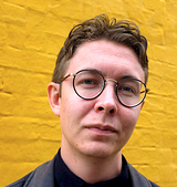 Trinitatistiden”Hvilken mening giver det at tale om Gud? Det spørgsmål står for sig selv på denne kirkens hverdag. Strengt taget drejer kirkens hverdag – Trinitatistiden – sig ikke om andet end dette ene spørgsmål om mening og tale. Af den grund indtager Trinitatis så megen plads i kalenderen. Hvilken mening, det giver at tale om Gud, hører til de slags spørgsmål, man ikke fra den ene dag til den anden kan finde et fornuftigt svar på”.Således beskriver valgmenighedspræst Jonas Jochumsen den periode i kirkeåret, der kaldes Trinitatistiden, som strækker sig fra søndagen efter pinse til sidste søndag inden advent. Disse mange trinitatis-søndage fejrer den treenige Gud, deraf navnet.Trinitatistiden kaldes derfor ’kirkens hverdag’, fordi der er tid til, at de mange kirkelige højtider, fx jul, påske og pinse, og deres budskab kan rodfæste sig, så den kristne kan reflektere over, hvilken betydning og mening disse begivenheder har, og hvordan disse kan integreres i dagligdagen. *** > Læs Jonas Jochumsens prædiken 17. søndag efter trinitatis> Søg på ’trinitatis’ i emnefeltet, og læs de mange prædikener fra Trinitatistiden.