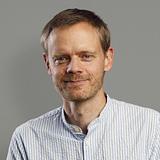 Foto: Mathias LøvgreenNis Vraasø er kulturformidler på Danske taler og arbejder med formidling og udvikling af undervisningsmateriale om taler og talekunst. Han har bl.a. skrevet artikler til fagblade. Nis har tidligere arbejdet som lektor i dansk og retorik på både stx og HF. Sammen med Sofie har Nis startet de danske talefestivaler tilknyttet Nordisk Talefest.
