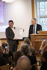 TemaHvem skal nomineres til prisen Årets Danske Tale? Årets Danske Tale uddeles hvert år til en person, der i årets løb har holdt en tale, der har gjort indtryk og skabt genlyd i den offentlige debat. Alle er velkomne til at nominere taler, så længe de har været afholdt offentligt i perioden fra den 1. okt.-30. sep. i hhv. forrige og indeværende år. Du kan nominere frem til 1. oktober. Se de foreløbige nominerede her.Se tidligere års vindertaler, og nominer din kandidat til Årets Danske Tale 2023.Bertel Haarder overrækker prisen til sidste års vinder, Mathias Vinholt.Foto: Lasse Lundberg Andreasen
