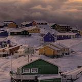 TemaGrønlands ungdomDen 27. oktober kulminerede et langt og intensivt talerskoleforløb for elever på Grønlands største gymnasium, GUX Nuuk.Dette forløb mundede ud i rørende og vedkommende taler om blandt andet kolonitiden, jagt, tradition, natur, krigen i Ukraine, tab, sorg og ensomhed.De 11 talere repræsenterer en ellers ofte overset grønlandsk ungdom, og i talerne beskrives livet som ung gymnasieelev med personlige erfaringer og autenticitet som retoriske kernebegreber.Foto: Greenlands Travel
